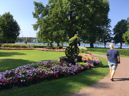 Anna på morgonpromenad i Stadsparken