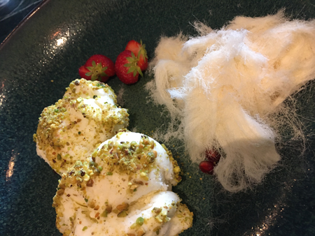 Glass med pistagenötter spunnet socker jordgubbar Byblos