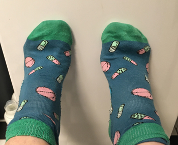 Mina fötter i strumpor med piller på