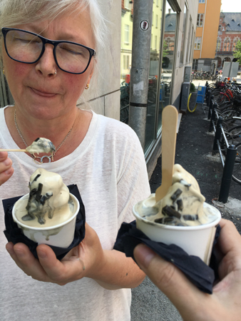 Anna med glass från Lakritsroten