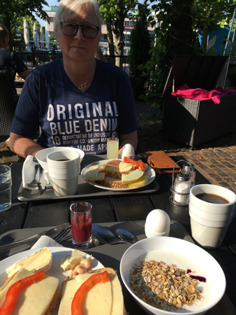 Anna vid hotellfrukosten på lördagen