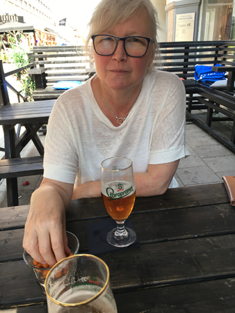 Anna dricker öl och äter nötter på Doggy bar