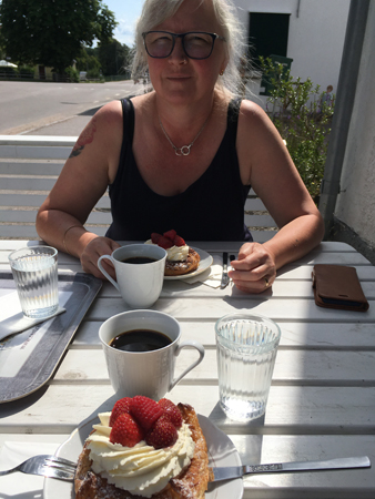 Anna fikar i Väderstad Anna fikar i Väderstad