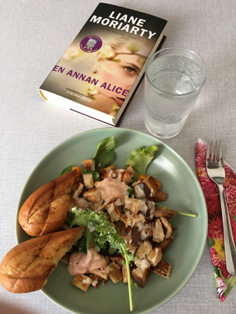 Caesarsallad med vitlöksbröd vatten o boken En annan Alice