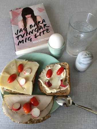 Lunch med mackor ägg vatten o boken Jag bara tvingar mig lite