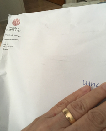 Vitt kuvert från jobbet med min hand på