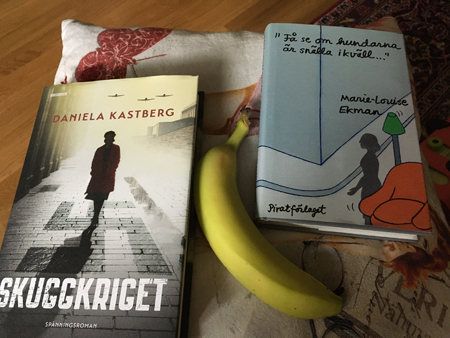 Böckerna Skuggkriget och Få se om hundarna är snälla i kväll och en bananBöckerna Skuggkriget och Få se om hundarna är snälla i kväll och en banan