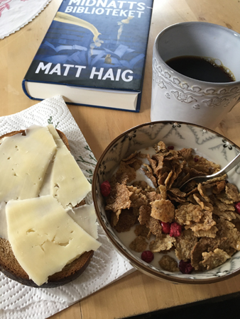 Frukost i Motala med boken Midnattsbiblioteket