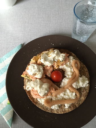 Knäcke med lax sås keso och kaviar tomat vatten