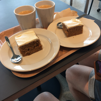 Morotskaka och kaffe på terminalen i Värtan