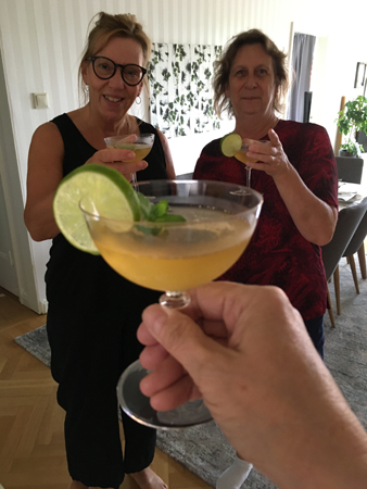 Vännerna Mia och FEM och jag skålar