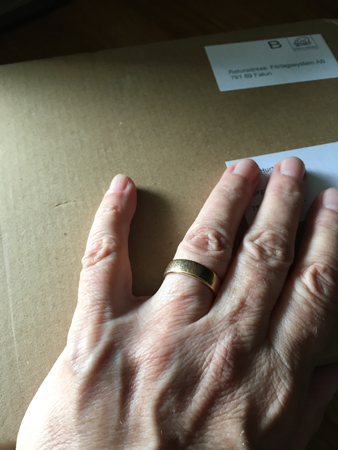 Min hand på brunt paket