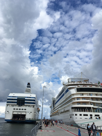 Silja Symphony och ett tyskt kryssningsfartyg i Visby hamn