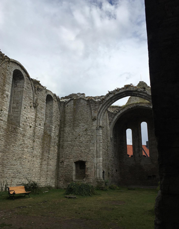 Inuti St Clemens kyrkoruin i Visby