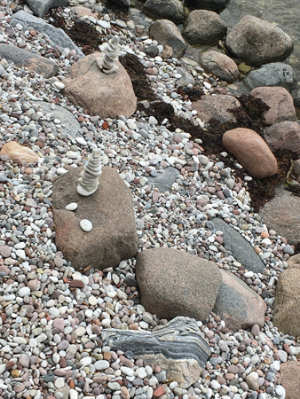 Stenar på stranden i Visby