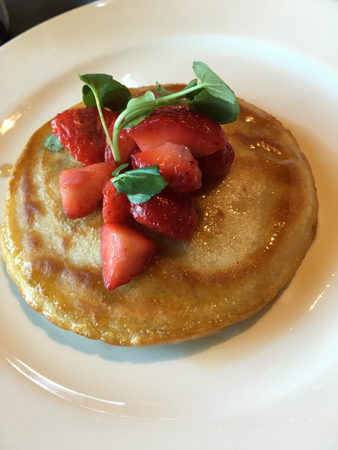 Vegansk amerikansk pannkaka med sirap och jordgubbar