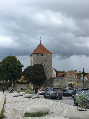 Strandpromenad vid ringmuren i Visby