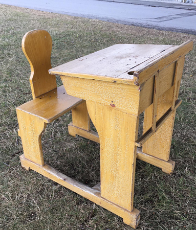 Skolbänk på gräset vid strandpromenaden i Visby