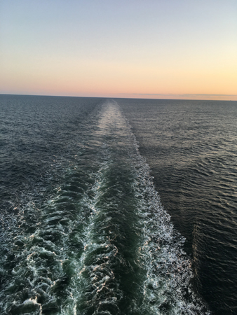 Svallvågor i solnedgång