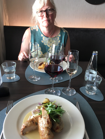 Anna vid huvudrätten kyckling