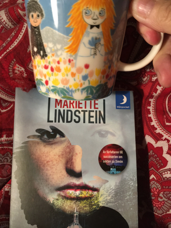 Boken Vit krypta och muminmugg med Knyttet och Vännen