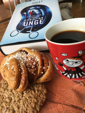 Eftermiddagsfika med bulle och kaka och bok
