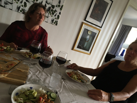 FEM och Mia vid matbordet