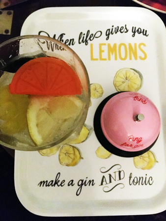 GT på bricka med rosa klocka