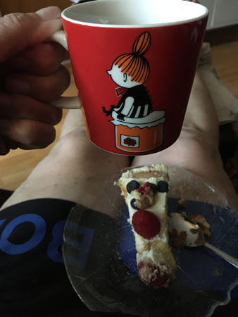 Kaffe i lilla My-mugg och tårta med bär och grädde