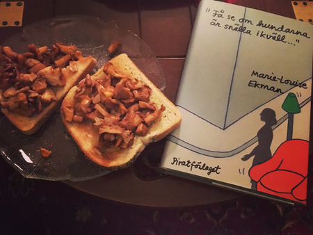 Kantarellmackor och boken Få se om hundarna är snälla ikväll