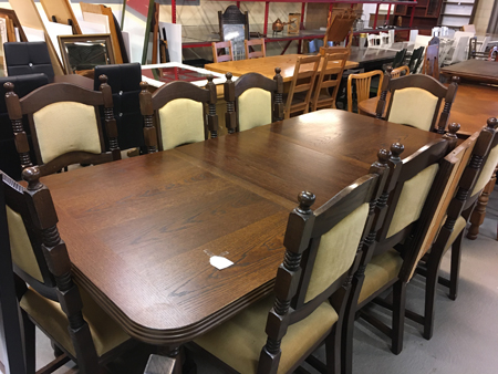 Matsalsbord ek m åtta stolar Återvinningen