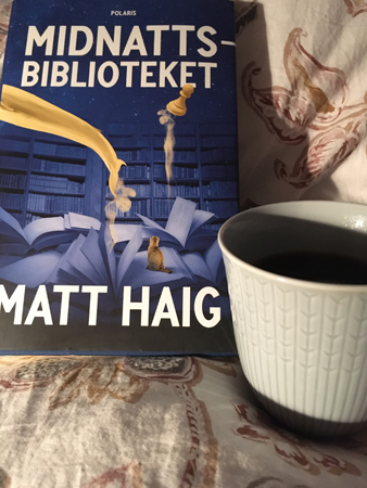 Matt Haigs bok Midnattbiblioteket och kaffe på sängen