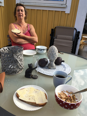 Vännen FEM vid frukostbordet utomhus