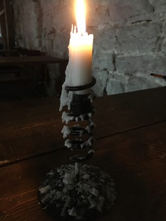 Tänt ljus i en pub i en kyrkoruin i Visby