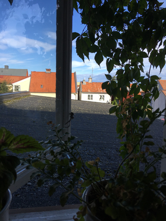 Blå morgonhimmel över Back street Vadstena