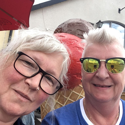 Anna och jag med en gigantisk glasskula bakom oss