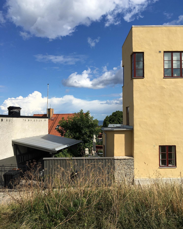 Blå himmel och moln över hus i Visby