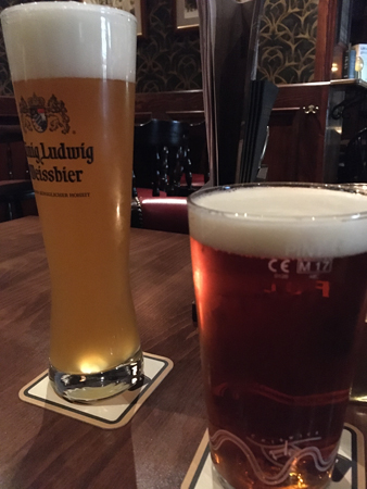 En weissbier och en London Prideöl på Churchill Arms