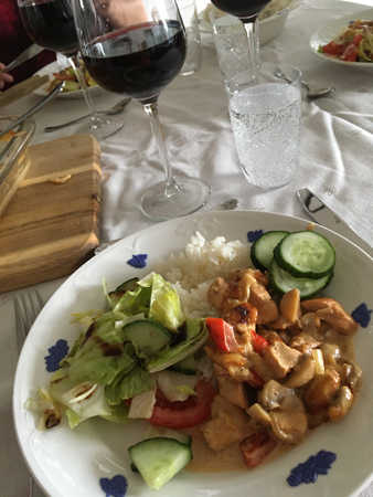 GOD kyckling med ris o grönsaker rödvin och vatten