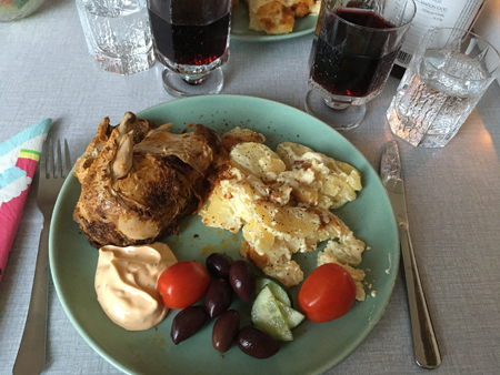 Grillad kyckling potatisgratäng grönsaker Hipstervin och vatten