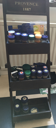 Kryddhyllan med kryddor