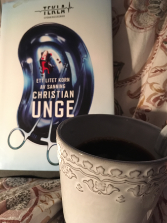 Läsning och kaffe på sängen i Motala