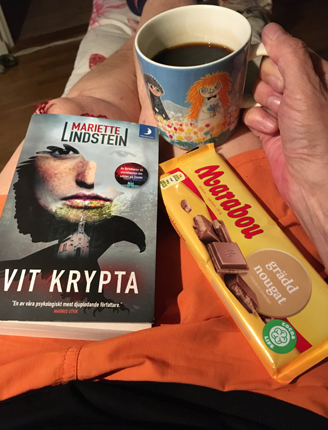 Lördagsgodis med kaffe choklad och bok