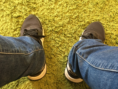 Mina fötter i gympadojor och jeansben