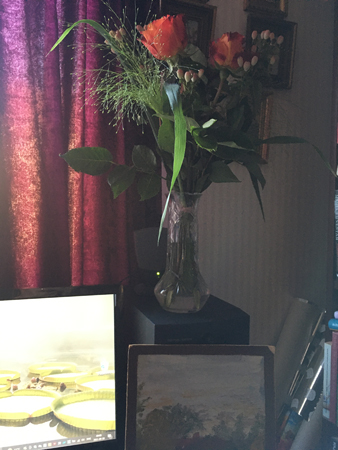 Rosbuketten från Anna vid datorn