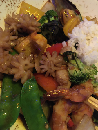 Scampi och bläckfisk med grönsaker och ris