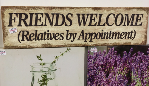 Skylt Friends welcome relativs by appointment