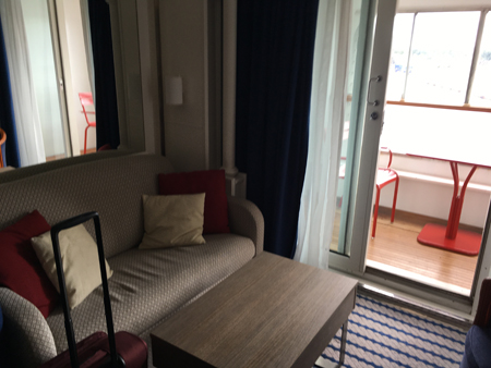 Soffa och soffbord och utsikt mot balkongen