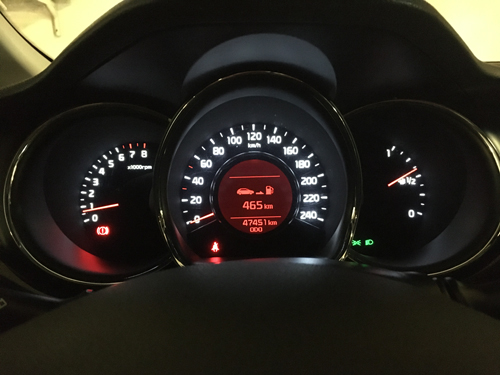 Displayen inne i bilen mätarställning 47451