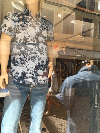 En snygg skjorta i ett skyltfönster